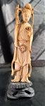 ESCULTURA EM MARFIM MULHER ORIENTAL.PESO COM A BASE 84.1 GRAMAS MEDINDO 18CM DE COMPRIMENTO COM A BASE .Possui uma leve falta na manga do vestido. Assista ao vídeo.