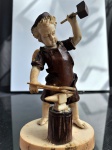 ESCULTURA EM MARFIM CUPIDO FERREIRO NA FORJA.PESO COM A BASE 94,8 GRAMAS MEDINDO 10,5CM DE COMPRIMENTO COM A BASE .Assista ao vídeo.