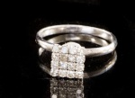 ANEL EM OURO BRANCO 18K COM 16 BRILHANTES 8X8 DE APROX 0,24 PONTOS TOTAL. PESO 2,5 GRAMAS ARO 18,5.BASE MEDE 0,8 X 0,8CM.Assista ao vídeo.