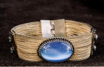 BIJOUX. PULSEIRA EM METAL COM GRANDE CABOCHON D EPEDRA AZUL MEDINDO 17,8CM ABERTA X 2CM.Assista ao vídeo.