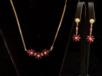 COJUNTO ITALIANO COMPOSTO POR COLAR E PAR DE BRINCOS EM OURO AMARELO 18K CONTRASTADO, 33 BRILHANTES FULL CUT DE APROX 0,70 PONTOS TOTAL E 46 RUBIS. PESO TOTAL 17 GRAMAS. COLAR MEDINDO 49CM ABERTO E O BRINCO 3,6CM DE COMPRIMENTO.Assista ao vídeo.