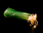 FIGA DE PEDRA VERDE COM DETALHES EM OURO 18K. PESO 10,2 GRAMAS MEDINDO 4,4CM DE COMPRIMENTO SEM CONTAR A ARGOLA.Falha no dedo e uma marca no punho.Assista ao vídeo.