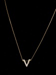 CORRENTE ITALIANA EM OURO 18K CONTRASTADA COM PINGENTE " V " DETALHE EM OURO BRANCO COM 12 BRILHANTES FULL CUT DE APROX 0,10 PONTOS TOTAL.PESO 3,2 GRAMAS.COLAR MEDINDO 53CM ABERTO E O PINGENTE 1,4X 1,4CM.Assista ao vídeo.