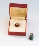 LOTE COM PINGENTE EM PRATA 925 CONTRASTADA E PEDRA VERDE E BIJOUX BROCHE BOTTON PIN EM METAL DOURADO E ESMALTE VERMELHO E VERDE .PESO TOTAL  6,3 GRAMAS.PINGENTE MEDE 2,7CM DE COMPRIMENTO E O BROCHE 1,X X 1,7CM.Assista ao vídeo.