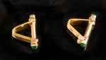 PAR DE ABOTOADURAS EM OURO ROSÊ 18K 720 COM PEDRAS VERDES. PESO 9.7 GRAMAS MEDINDO 2,5 X 1,5CM.Assista ao vídeo.