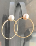 ASSINADO VIVARA.PAR DE BRINCOS VERSÁTEIS ARGOLAS EM OURO AMARELO 18K COM PÉROLAS MABÊ.PODE SER USADO COM OU SEM AS ARGOLAS.PESO TOTAL 5,3 GRAMAS, MEDINDO 3,5CM DE DIÂMETRO.Pérola com sinais de uso.Assista ao vídeo.