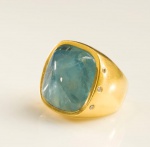 ESTILOSO ANEL MODERNO EM OURO AMARELO 18K CONTRASTADO + OUTRO CONTRASTE COM CABOCHON DE ÁGUA MARINHA E SEIS BRILHANTES FULL CUT DE APROX 0,12 PONTOS TOTAL.PESO 17 GRAMAS ARO 14. BASE MEDE 2 X 2CM.Assista ao vídeo.