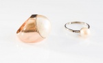 LOTE COM DOIS ANÉS .ANEL EM OURO ROSÊ 18K 720 COM PÉROLA MABÊ , PESO 8,7 GRAMAS ARO 10( pérola com sinais de uso).ANEL EM PLATINA COM PÉROLA DE 7,5CM E QUATRO PEQUENOS DIAMANTES ROSE CUT. PESO 1,8 GRAMAS ARO 14,5.Assista ao vídeo.