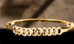 PULSEIRA EM OURO AMARELO E BRANCO 18K COM DEZ BRILHANTES 8X8 DE APROX 0,08 PONTOS TOTAL. PESO 17,9 GRAMAS MEDINDO 16,5CM DE CIRCUNFERÊNCIA INTERNA.Assista ao vídeo.