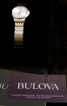 RELÓGIO BULOVA UNISSEX EM AÇO COM TRÊS DIAMANTES INTERNOS COM CAIXA ORIGINAL , MANUAL E CERTIFICADO DE DIAMANTE.QUARTZ, FUNCIONANDO.CAIXA MEDE 30MMDE DIÂMETRO., PULSEIRA MEDE 17,3 CM DE UMA PONTA À OUTRA.NÃO POSSUI ELOS EXTRAS.A GARANTIA DO RELÓGIO É SOMENTE NO QUE SE REFERE À SUA AUTENTICIDADE.Assista ao vídeo.