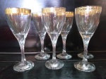 Belas Taças Italiana para Vinho  com borda Dourada e um lido Pé torcido,( Não tem bicado) Medindo 18 cm Altura Por 7 cm de boca.