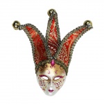 Máscara veneziana decorativa com ricos adornos e bela policromia. Medida 13x24cm.