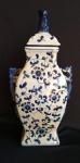 Jarro com tampa em espetacular e magnífica porcelana oriental azul e branca ao estilo Ming. Medida 40 cm de altura.