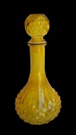 Bela garrafa para bebidas e licores em vidro prensado estilo bico de jaca. Medida 27 cm de altura.