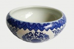 Magnífico centro de mesa em porcelana oriental dita azul e branca. Medida 25 cm de diâmetro.