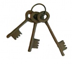 Objeto decorativo composto de chaves estilo antigo em ferro fundido.