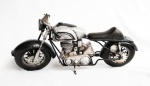 Grande moto decorativa em metal e chapa remetendo as antigas motos Guzzi. Medida 25 cm de comprimento.