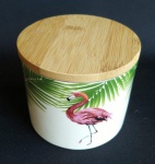 Pote de porcelana com bela tampa feita de bambu, ostentando imagem de flamingo. Medida 11 cm de altura e 10cm de diâmetro. Apresenta pequena falta na tampa de bambu. Veja Foto Extra.