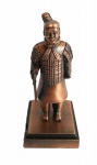 Peça de coleção: Apontador de lápis em bronze com imagem de guerreiro oriental.