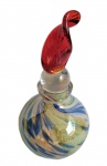 Perfumeiro em vidro de murano ricamente colorido e com tampa de efeito torcido. Medida 15cm.