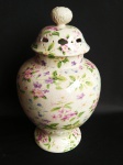 Grande e espetacular potiche decorativo em porcelana oriental decorada com singelos florais e tampa ricamente trabalhada. Medida 40 cm de altura.