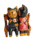 Singela escultura de gatos namorando em madeira ricamente entalhada e policromada. Medida 11x13cm.