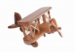Avião de madeira com riqueza de acabamentos e criatividade. Medida 17x20cm.