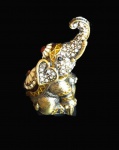 Elefante em metal dourado com pedras cravejadas e ricos acabamentos. Medida 8 cm de altura.