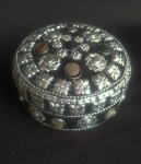 Porta joias em metal trabalhado com pedras decorativas tampa. Medida 11 cm de diâmetro.
