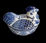 Recipiente com tampa em porcelana oriental na forma de galinha. Medida 12x15cm.