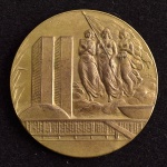 Medalha Comemorativa, Instalação dos Três Poderes em Brasília - Prédio do Congresso e Três Figuras Femininas, Ano 1960, Gravador B.Ribeiro, Bronze Dourado, Muito Bem Conservada.
