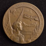 Medalha Comemorativa, Cinquentenário do 1º Vôo do mais Pesado que o Ar - Homenagem do Ministério da Aeronáutica ao Pai da Aviação - Alberto Santos Dumont, Data 1906/1956, Gravador B.Ribeiro, Bronze, Flor de Cunho.