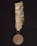Medalha Comemorativa, Ginásio Lauret e Sala de Armas - Coragem / Pátria / Moralidade, Data 25 de Março de 1899, Bronze, com Olhal, Flor de Cunho.