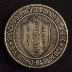 Medalha Comemorativa, Sindicato dos Médicos do Rio de Janeiro - 18 de Outubro / Dia do Médico, Data 1961, Bronze Prateado, Muito Bem Conservada.