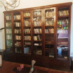 Grande estante de livros em madeira nobre com 6 portas ,7 gavetões e 30 prateleiras reguláveis . Mede: 340 x 270 x 46 cm