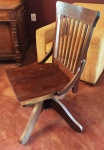 Antiga cadeira modelo xerife sem braço regulável em madeira maciça . Mede: 94 x50 x47 cm 