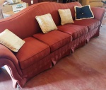 Grande sofá de 4 lugares com revestimento de tecido . Marcas do tempo . Mede: 240x 80 x 85 cm  