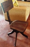 Antiga cadeira modelo xerife sem braço regulável em madeira maciça . Mede: 94 x44 x34 cm 
