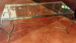 Mesa de centro com tampo de vidro e pés em metal . Mede: 100x46 x 40 cm 
