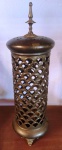Porta velas em metal dourado . Mede: 30 cm 