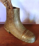 Antigo enfeite de bronze em formato de bota . Mede: 25x17 cm 