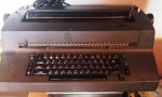Antiga máquina eletrica de escrever IBM - Não testada - Marcas do tempo . Mede: 50x40 cm 