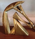 Enfeite em bronze maciço em formato de cavalo geométrico vazado . Mede: 18x18cm