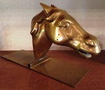 Enfeite em bronze maciço em formato de cabeça de  cavalo. Colado na base   . Mede: 14x14cm