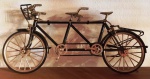 Miniatura em metal de bicicleta duplo lugar. Mede: 26x13 cm 