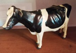 Miniatura de vaca leiteira Raça Holandês em cerâmica - Precisa restauro na pata traseira. Mede: 25x16 cm 