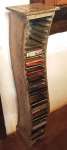 Porta cds em madeira ricamente trabalhada. Mede: 100 cm