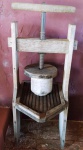 Antiga prensa de queijo em madeira maciça . Mede: 115x50x60 cm