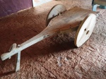 Pequeno carro de  bode em madeira maciça. Pode ser usado como mesa. Acompanha a canga em madeira . Mede: 170x75x50 cm 