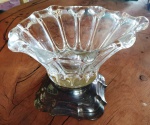 Centro de mesa em vidro com base metal com banho de prata. Mede: 23x15 cm 